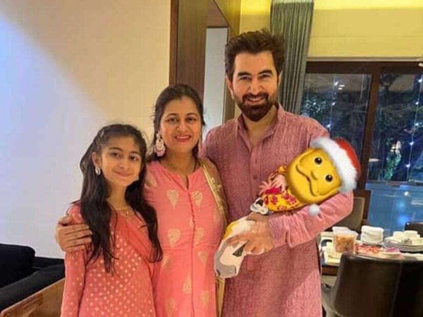জিৎ-মোহনা: সদ‍্য পুত্র সন্তানের বাবা-মা হয়েছেন এই তারকা দম্পতি। চারজনে মিলেই তাই দীপাবলি উদযাপন করলেন। 