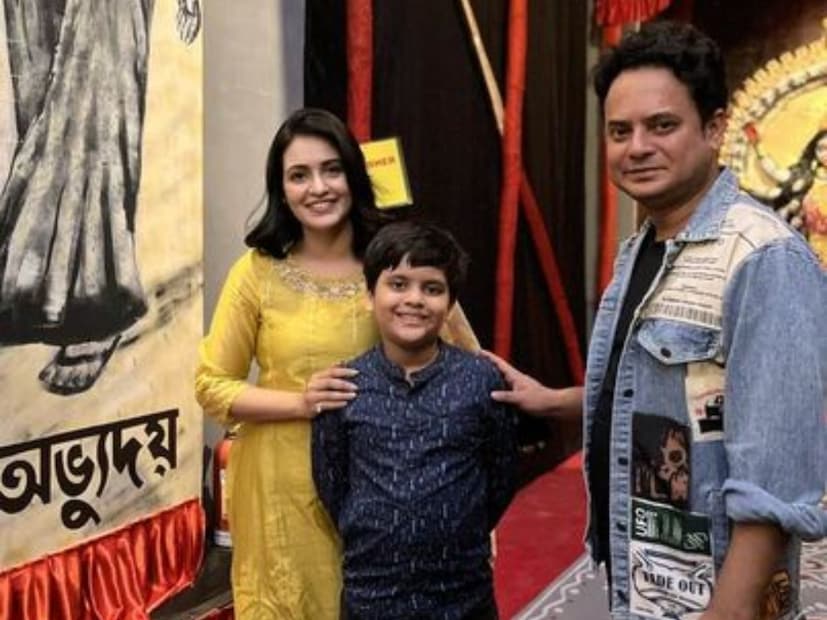 রাহুল-প্রিয়াঙ্কা: বিচ্ছেদ দূরে রেখে ফের একসঙ্গে থাকছেন রাহুল অরুণোদয় বন্দ্যোপাধ্যায় ও প্রিয়াঙ্কা সরকার। ছেলে সহজকে নিয়ে সুন্দর দীপাবলি কাটালেন দু'জনে।  