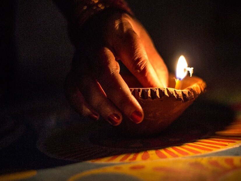 এমনটা বিশ্বাস করা হয় যে দীপাবলিতে বাড়ির কোথাও অন্ধকার থাকা উচিত নয়, তা না হলে দেবী লক্ষ্মী রুষ্ট হন। দীপাবলি সাজানোর সময় কিছু বিশেষ জিনিস রয়েছে যা আপনার মাথায় রাখা উচিত। আসুন জেনে নেওয়া যাক দীপাবলিতে ঘর সাজানোর সময় ভুল করেও কোন কাজগুলো করা উচিত নয়।