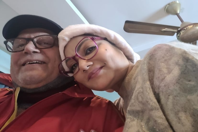 সংবাদমাধ্যমকে দোলন জানান, দিনের মধ্যে ২৪ ঘন্টাই আগলে রাখেন দীপঙ্কর৷ অভিনেতার আচরণ শিশুসুলভ৷ হাজার একটা বায়না করে৷ সেই কারণেই সোহাগে আদরে স্বামীকে সারাক্ষণ ভুলিয়ে রাখেন অভিনেত্রী৷