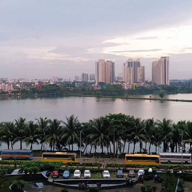 আজ, শুক্রবার দিনভর মেঘলা আকাশের সম্ভাবনা। ভারী বৃষ্টির সম্ভাবনা বেশি রাজ্যের উপকূল ও সংলগ্ন জেলাগুলিতে। শনিবার পর্যন্ত চলবে বিক্ষিপ্ত বৃষ্টি। শুক্রবার গাঙ্গেয় পশ্চিমবঙ্গের বেশ কিছু জেলাতে বৃষ্টির সম্ভাবনা রয়েছে। ভারী বৃষ্টির সম্ভাবনা  উত্তর ও দক্ষিণ ২৪ পরগনা জেলাতে। মাঝারি বৃষ্টির সম্ভাবনা পূর্ব মেদিনীপুর ও হাওড়া জেলার কিছু অংশে। 