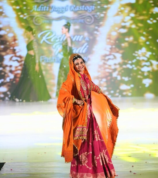 মার্জার সরণিতে আত্মবিশ্বাসী এবং স্বতঃস্ফূর্ত ভঙ্গিতে হাঁটতে দেখা গেল সুন্দরী ঋতু সুহাসকে। শুধু মঞ্চই মাতালেন না, গুনে গুনে দশ গোল দিলেন পেশাদার মডেলদের। 