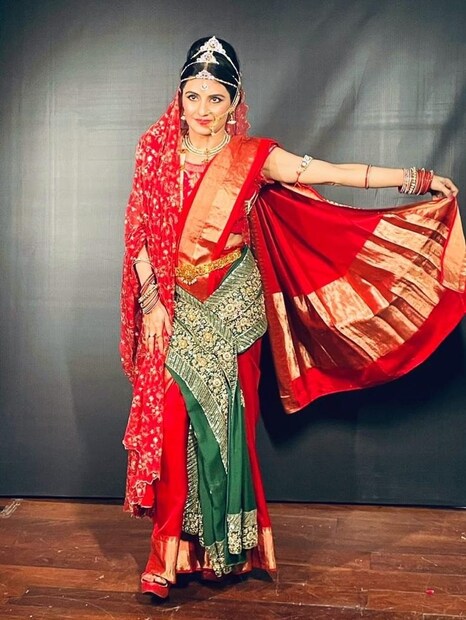 অ্যাডিশনাল ডিরেক্টর আরবান লোকাল বডির দায়িত্ব সামলান ঋতু। মূলত ভারতীয় পোশাকআশাক এবং সংস্কৃতির প্রচারে মঞ্চ কাঁপালেন ঋতু। তাঁকে যোগ্য সঙ্গত দিলেন রাম এবং লক্ষ্মণও। আর সেই মুহূর্তের ভিডিওই এখন ছড়িয়ে পড়েছে সোশ্যাল মিডিয়ায়। 