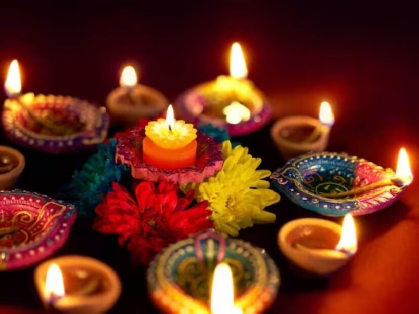 মালয়েশিয়াতেও দিওয়ালি হরি দিওয়ালি নামে পরিচিত। এখানকার অধিবাসীরা স্নান করে তারপর দেব-দেবীর পূজা করেন। ভারতের মতো, এ দেশেও দীপাবলি মেলার আয়োজন করা হয়, যেখানে লোকেরা উত্সাহের সঙ্গে অংশগ্রহণ করেন। 