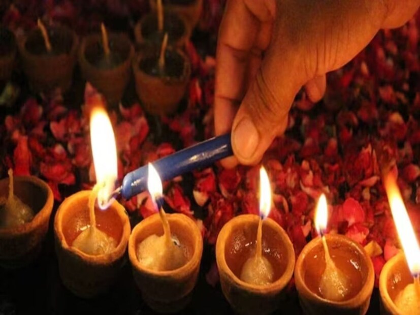 প্রতি বছর ৫ নভেম্বর কানাডায় দীপাবলি উদযাপন করা হয়। এই দিনে, ভারতের মতো সেখানেও প্রদীপ জ্বালানো হয় এবং আতশবাজি ফাটানো হয়। এই উৎসব বিশেষ করে নিউফাউন্ড ল্যান্ডে পালিত হয়।