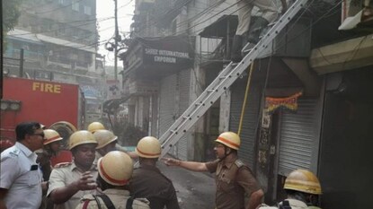 ঘটনাস্থলে দমকল বাহিনী৷ ঘটনাস্থলে দমকল বাহিনী৷