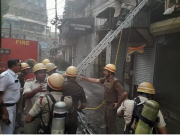 ঘটনাস্থলে দমকল বাহিনী৷ 