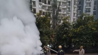 গাড়ির আগুন নেভাতে আসেন দমকলকর্মীরা৷ গাড়ির আগুন নেভাতে আসেন দমকলকর্মীরা৷