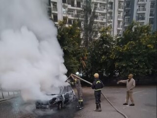 গাড়ির আগুন নেভাতে আসেন দমকলকর্মীরা৷ 
