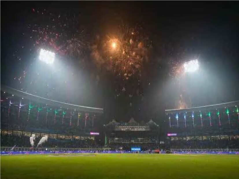 পরিকল্পনা আর দক্ষতার অভাব প্রতিটি ক্ষেত্রে। ম্যাচের শেষে আতশবাজি বিতর্কে ঘোড়ার মৃত্যু ও ঘোড়সওয়ার পুলিশের আহত হওয়া নিয়েও জল ঘোলা কম হচ্ছে না। শতাব্দীর দোরগোড়ায় পৌঁছে যাওয়া প্রতিষ্ঠানের মাথায় এখন কারা বসে আছেন, এরপর আর সেটা বলে দেওয়ার অপেক্ষা রাখে কি! Input-  PARADIP GHOSH