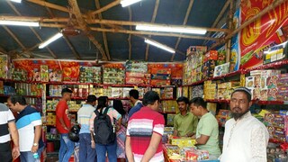 পরিবেশবান্ধব বাজির বাজারে চলছে অবৈধ বাজির রমরমা