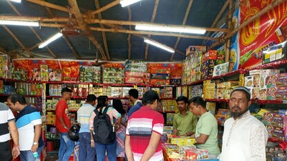 পরিবেশবান্ধব বাজির বাজারে চলছে অবৈধ বাজির রমরমা পরিবেশবান্ধব বাজির বাজারে চলছে অবৈধ বাজির রমরমা