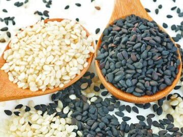 সাদা না কালো তিল!শীতে কোনটা বেশি উপকারী? নিয়মিত খেলে কমবে ক্যানসার থেকে রক্তচাপ