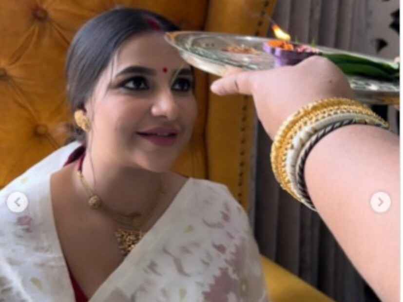 ধবধবে সাদা রঙের ঢাকাই, লাল স্লিভলেস ব্লাউজ, গলায় হার, হাতে শাখা-পলা পরে নিজেকে মেলে ধরেছেন হবু মা৷ চোখে-মুখে স্পষ্ট মাতৃত্বের আভা৷ পরিবারের সকলের আশীর্বাদ পেয়ে রীতিমতো আপ্লুত অভিনেত্রী৷