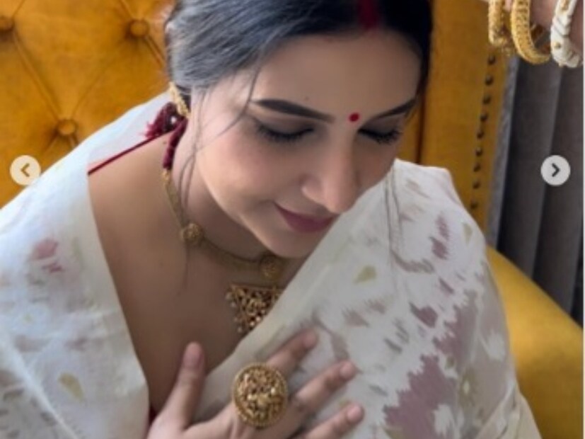 এর আগেও পাঁচ ও সাত মাসের সাধের ছবি শেয়ার করেছিলেন শুভশ্রী৷ এবার নয় মাসের সাধের ছবিতে পুরো অন্যরকম লুকে সকলের মন কেড়ে নিয়েছেন নায়িকা৷ প্রতিটি ছবি ঝড়ের গতিতে ভাইরাল হয়েছে নেটদুনিয়ায়৷