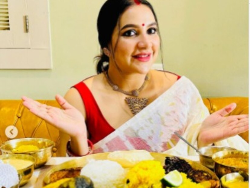  থালা ভর্তি করে সাজানো হরেক রকমের পদ, কাঁসার থালা-বাটিতে পঞ্চব্যঞ্জন সাজিয়ে শুভশ্রীকে সাধ দিয়েছেন পরিবারের লোকেরা৷ নিজের জীবনের এই বিশেষ মুহূর্তের ছবিতে হাসিমুখে পোজ দিয়েছেন নায়িকা৷