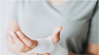 উৎসবের মরশুমে হাতেই চোট লাগার আশঙ্কা বেশি! 