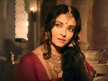 সব হিসেব ওলটপালট...! অভিষেকের সঙ্গে বিচ্ছেদের জল্পনার মধ্যে এ কী করলেন ঐশ্বর্য?