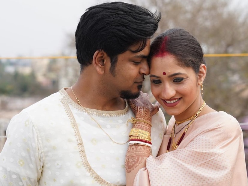 গত বছরেই জীবনের নতুন ইনিংস শুরু করেছেন দুর্নিবার সাহা৷ ৯ মার্চ ঘটা করে মোহরের সঙ্গেই দ্বিতীয়বার বিবাহবন্ধনে আবদ্ধ হয়েছেন গায়ক দুর্নিবার সাহা৷ 