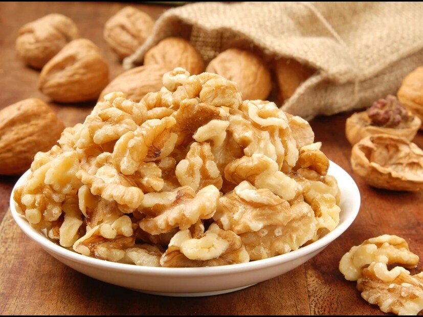 আখরোটকে সুপারফুড বললে ভুল হবে না। এটি এমন একটি শুকনো ফল যা শুধু রোগ থেকে রক্ষা করে না অনেক ধরনের রোগ প্রতিরোধও করে৷ জয়েন্টে ব্যথা এবং ফোলা সমস্যা আজকাল একটি সাধারণ সমস্যা হয়ে দাঁড়িয়েছে। এখন বয়স্কদের পাশাপাশি,  তরুণরাও এই ধরনের ব্যথাতে আক্রান্ত। এই ব্যথা থেকে শরীরকে বাঁচাতে চাইলে নিয়মিত আখরোট খাওয়া দরকার।