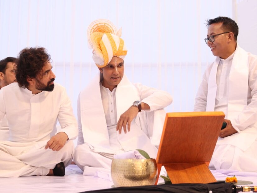 ৪ বছরের প্রেমের সম্পর্কে থাকার পর বিয়ে করলেন ৪৭ বছর বয়সি রণদীপ এবং ৩৭ বছরের লিন।
