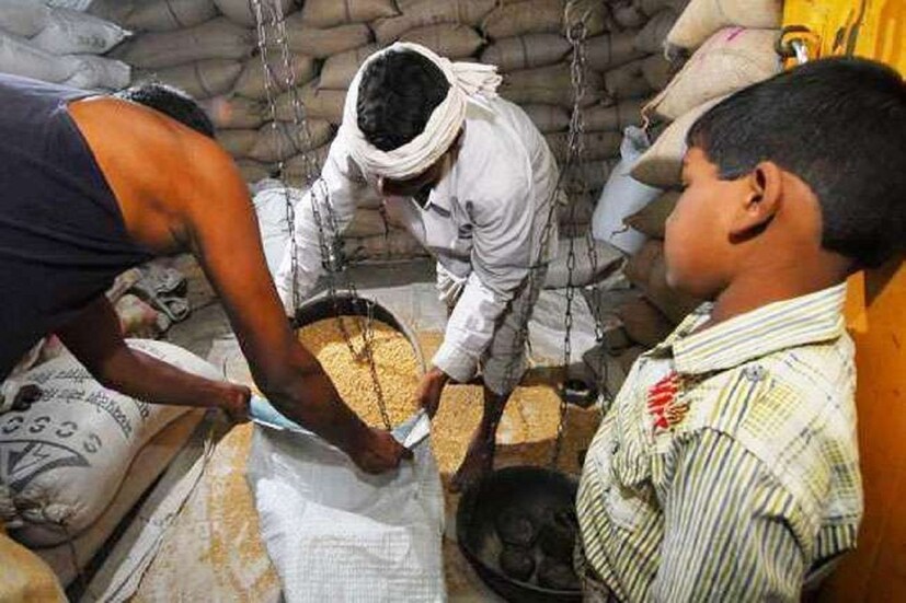 এছাড়াও সরকারের কাছে অভিযোগ আসছে বিনামূল্যের গম, চাল-সহ অন্যান্য শস্য উপভোক্তাদের কম ওজনের দেওয়ার। এই পরিস্থিতি মোকাবিলা করার লক্ষ্যে কেন্দ্রীয় সরকারের খাদ্য ও উপভোক্তা বিষয়ক মন্ত্রক পাবলিক ডিস্ট্রিবিউশন সেন্টারগুলির জন্য আনতে চলেছে নতুন নীতি। এই ধরনের অভিযোগ এলেই এবার বাতিল হতে পারে ডিলারের লাইসেন্স।