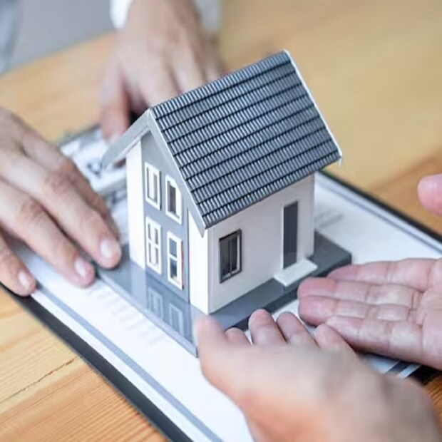 সুবিধাভোগী নিজে বা তাঁর পরিবারের সদস্যদের সাহায্যে বাড়ি নির্মাণ করবেন। কোনও মধ্যসত্ত্বভোগী বাড়ি নির্মাণে জড়িত থাকবে না। এই ব্যাপারে কড়া সিদ্ধান্ত নিয়েছে ঝাড়খণ্ড সরকার। প্রতিটি বাড়ি নির্মাণের জন্য ২ লাখ টাকা করে দেওয়া হবে বলে জানা গিয়েছে।