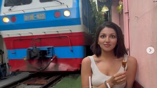 কাফেতে বসা তরুণীর প্রায় গায়ের উপর দিয়ে হুড়মুড়িয়ে চলে গেল ট্রেন ! এই ঘিঞ্জি-সরু রাস্তার টানে ছুটে আসেন দেশ-বিদেশের পর্যটকরা (Image Courtesy: livin_lavina_loca/Instagram)