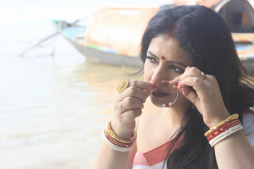 হাসিন জাহান এই পোস্টে মহম্মদ শামির নাম নেননি একবারও। তবে অনেকেই মনে করছেন, প্রকারান্তরে প্রাক্তন স্বামীকেও নিশানা করেছেন তিনি। জাহানের পোস্টের পরবর্তী অংশ থেকেই সেটা স্পষ্ট, ‘এখন থেকে সহ্য করতে শিখুন। সবার থেকেই বিচ্ছিন্ন হয়ে যেতে হবে। টাকা টাকা করে নিজের পরিবারের মান সম্মান নষ্ট করেছেন। তার ফল যাবে কোথায়! সব অপকর্মের শাস্তি পেতে হবে। খারাপ সময়ে কেউ সঙ্গে থাকে না, এটাই সত্য। এখন ভাবুন, লোভ ছাড়ুন, না হলে কৃতকর্মের ফল ভোগের জন্য প্রস্তুত থাকুন’।
