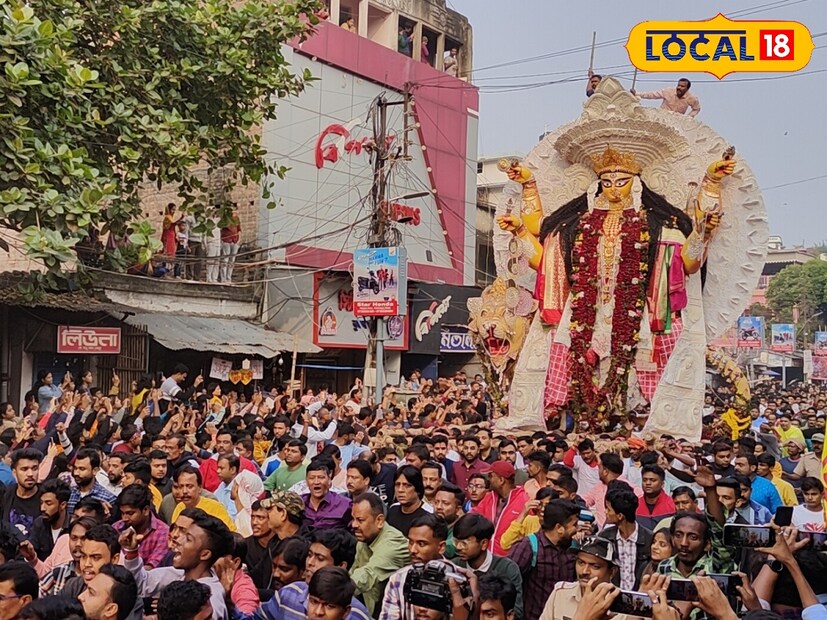 চিরাচরিত প্রথা অনুযায়ী সম্পন্ন হল বেহারাদের কাঁধে করে কৃষ্ণনগরে সাঙ প্রথায় জগদ্ধাত্রী বিসর্জন। ছবি ও তথ্য: মৈনাক দেবনাথ
