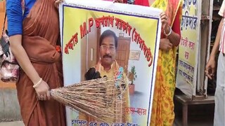 জগন্নাতথ সরকারের ছবি হাতে বিক্ষোভ বিজেপি কর্মীদের৷ 