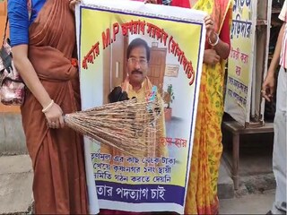 জগন্নাতথ সরকারের ছবি হাতে বিক্ষোভ বিজেপি কর্মীদের৷ 