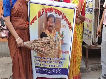 জগন্নাতথ সরকারের ছবি হাতে বিক্ষোভ বিজেপি কর্মীদের৷ 