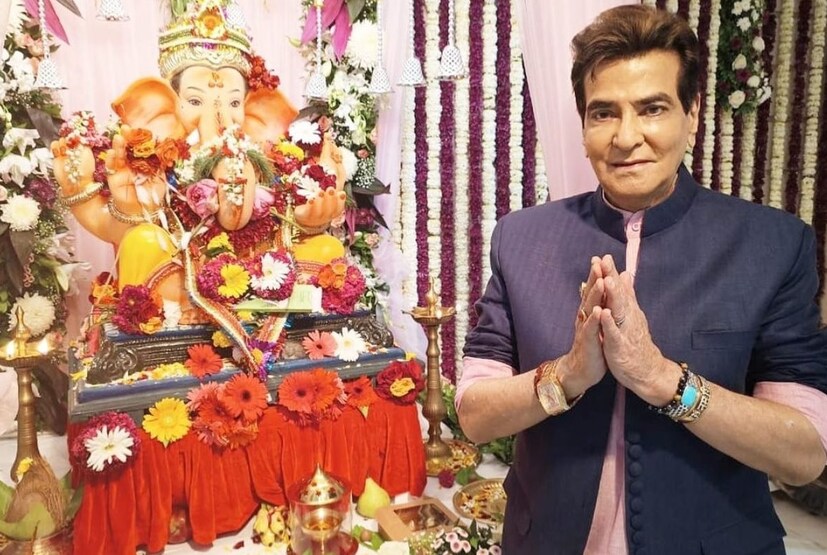 বলিউডের 'শাহেনশাহ' অমিতাভ অনেক অনুষ্ঠানেই বন্ধু জিতেন্দ্রের প্রতি কৃতজ্ঞতা প্রকাশ করেছেন। জিতেন্দ্রের প্রশংসা করতে গিয়ে অমিতাভ বচ্চন বলেন, বরাবরই চিত্রনাট্য সম্পর্কে জিতেন্দ্র ধারণা পরিষ্কার।