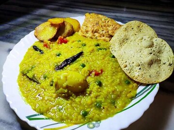 খিচুড়ি খেতে ভালবাসেন, জানেন এই খাবার খেলে আপনার শরীরে কী হয়? খিচুড়ি খেতে ভালবাসেন, জানেন এই খাবার খেলে আপনার শরীরে কী হয়?