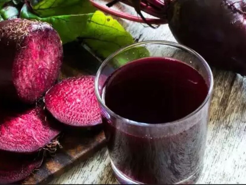 বিট: শরীরের জন‍্য উপকারী তো বটেই পাশাপাশি ঠোঁটের জন‍্যও অত‍্যন্ত উপকারী। বিট কুরে রস বের করে নিন। ঠোঁটে এই রস লাগান। কিছুক্ষণ রেখে ধুয়ে ফেলুন। 