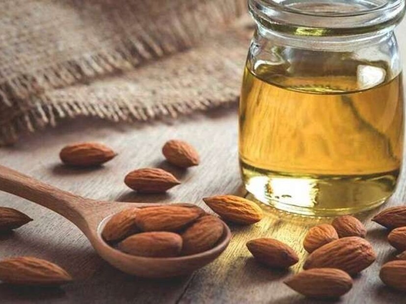 বাদাম তেল: শীতে ঠোঁট ফাটার সমস্যা থেকে মুক্তি পেতেও বাদামের তেল উপকারী। প্রতিদিন রাতে ঘুমানোর আগে ঠোঁটে বাদামের তেল লাগিয়ে আঙ্গুল দিয়ে ঠোঁটে পাঁচ মিনিট ম্যাসাজ করুন। এতে আর্দ্রতা ভিতরের গভীরে পৌঁছে যাবে এবং ঠোঁটের ত্বক নরম হবে এবং ঠোঁটের রঙও গোলাপি হবে।