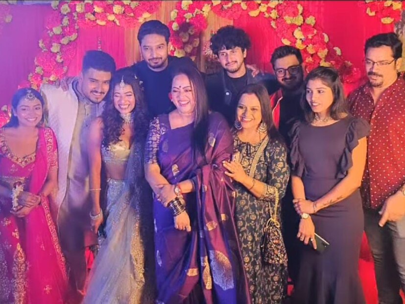 এই অনুষ্ঠানে অপরাজিতা আঢ্য-সহ লক্ষ্মী কাকিমার পুরো টিম হাজির ছিল। জুটিকে আর্শীবাদ করেন অপরাজিতা। সেই ছবি ভাগ করে নেন সোশ্যাল মিডিয়ায়, সঙ্গে শুভেচ্ছা বার্তাও। অভিনেত্রী লেখেন, 'অবশেষে হল আমাদের স্বর্ণদীপ্ত আর অর্পিতার আংটি বদল আবার আমরা লক্ষ্মী কাকিমা সুপারস্টারের পুরো টিম হইহই করে ফুল অন এনার্জি নিয়ে আনন্দ করলাম আর মিশে গেলাম এক অপার শান্তিতে। রিল লাইফ থেকে রিয়েল লাইফে বিয়ে বলে কথা সে কি আর চাড্ডি খানি ব্যাপার ঈশ্বরের কাছে একটাই প্রার্থনা করি, লক্ষ্মী কাকিমার বড় ছেলে আর বড় বউ খুব আনন্দে আর শান্তিতে থাক।'