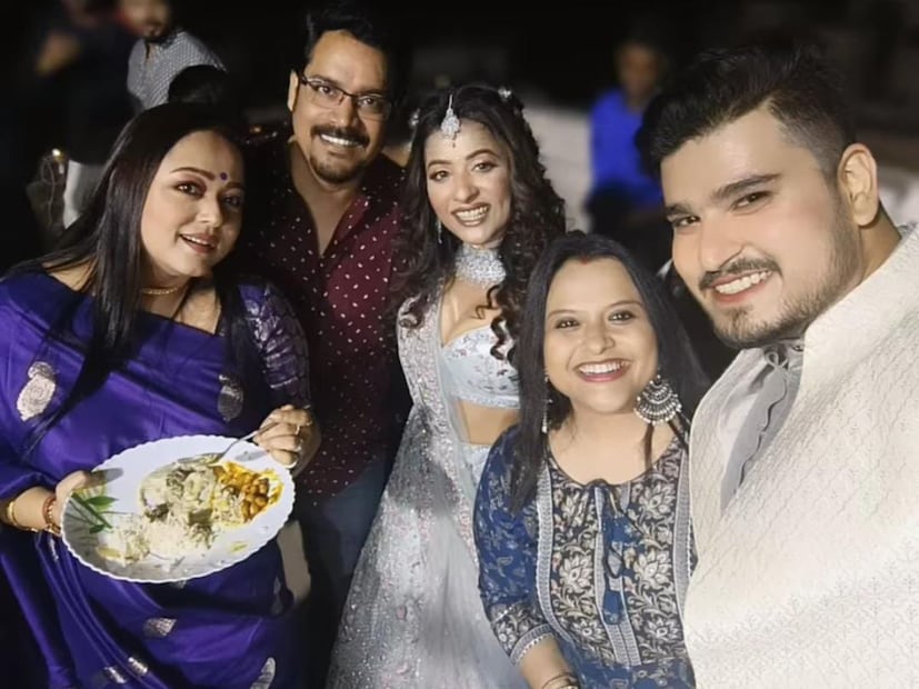 আংটি বদলের দিন প্যাস্টেল সেডের পোশাকে সেজে উঠে ছিলেন তাঁরা। অর্পিতা পড়েছিলেন ঝলমলে রুপোলি লেহেঙ্গা। মাথায় টিকলি, গলায় জড়োয়া হার। সঙ্গে রং মেলানো পাঞ্জাবিতে সেজে ছিলেন অভিনেতাও। 