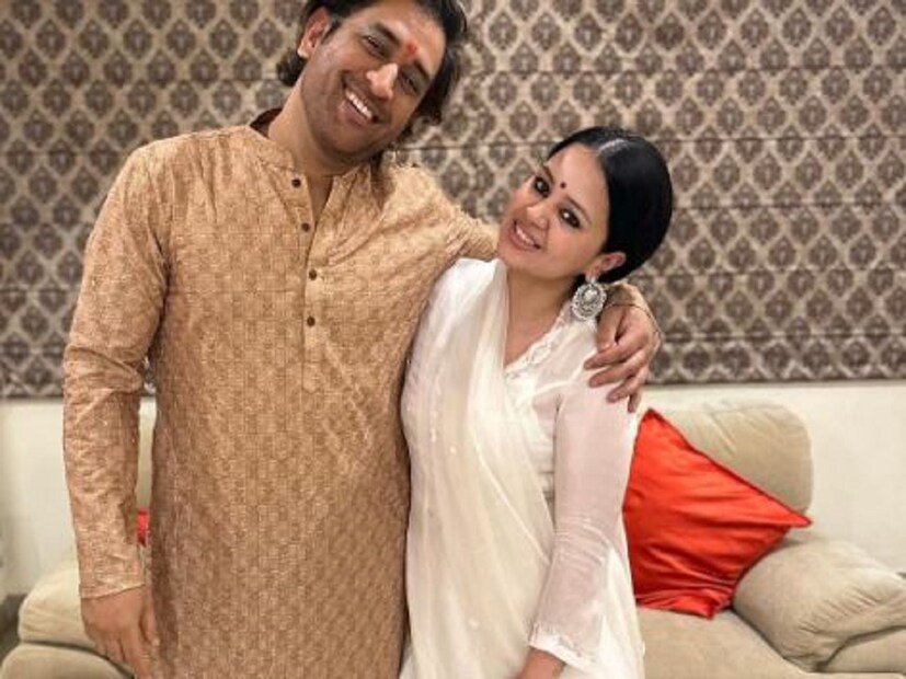 দিওয়ালি সেলিব্রেশনে কোনও খামতি ছিল না মহেন্দ্র সিং ধোনির। স্ত্রী সাক্ষী ও বন্ধু-আত্মীয়দের সঙ্গে জমজমাট কেটেছে 'ক্যাপ্টেন কুলের' আলোর উৎসব। 