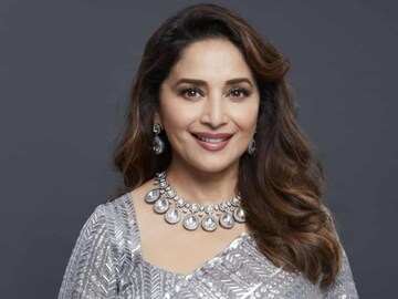 IFFI 2023-এ ভারতীয় সিনেমায় অবদানের জন্য বিশেষ স্বীকৃতি প্রদান মাধুরী দীক্ষিতকে