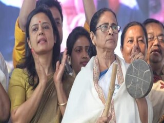 মহুয়া মৈত্রের পাশেই দল