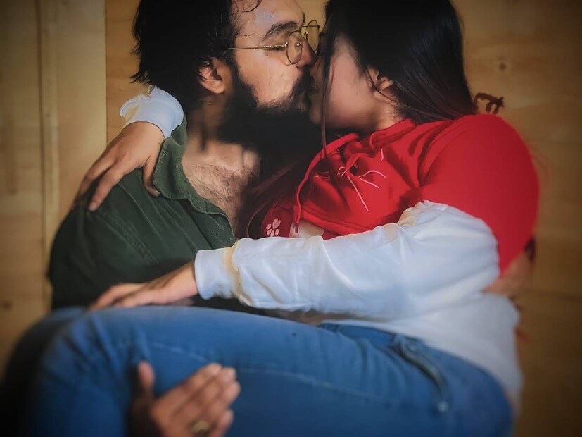 বাংলাদেশের এক সংবাদমাধ্যম সূত্রে জানা গেল, সোশ্যাল মিডিয়াতেই নোবেলের সঙ্গে আলাপ আরশির। তিনি নাকি গত বছরই এক ফুড ব্লগারকে বিয়ে করেছিলেন। আরশি নিজেও ফুড ব্লগার। এমনকি প্রাক্তন স্বামীর সঙ্গে একাধিক ছবি তাঁর ফেসবুক প্রোফাইলে পাওয়া যাচ্ছে এখনও।