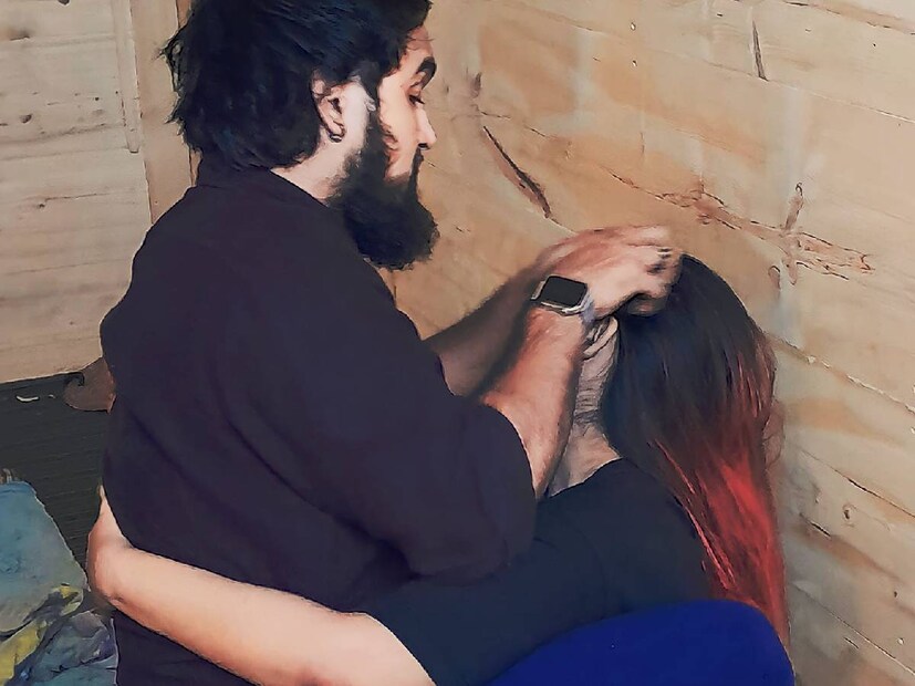 আরশির সঙ্গে তাঁর স্বামীর বিবাহ বিচ্ছেদ হয়েছে কিনা, সে বিষয়ে এখনও কেউ নিশ্চিত খবর জানে না। কিন্তু একের পর এক ঘনিষ্ঠ, আলিঙ্গনরত, অন্তরঙ্গ ছবি দেখে এ কথা স্পষ্ট যে নোবেলের সঙ্গেই আরশি নতুন করে সংসার পেতেছেন। জানা গিয়েছে, নোবেলকে যোগাযোগের চেষ্টা করা হলে কোনও উত্তর পাওয়া যায়নি।