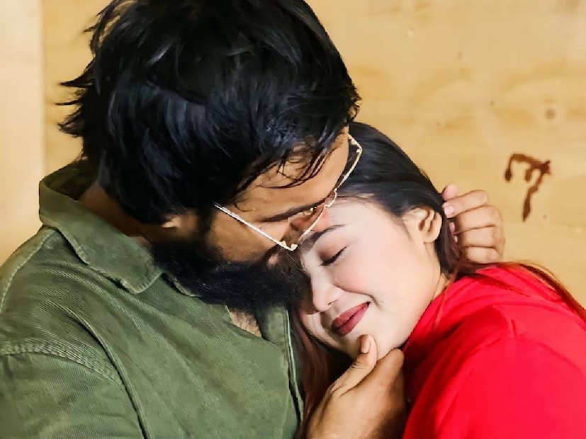 তারপর হঠাৎ ফেসবুক পেজে গতকাল, রবিবার এক মহিলার সঙ্গে ঘনিষ্ঠ ছবি পোস্ট করে লেখেন, ‘স্টে টিউনড’, অর্থাৎ চোখ রাখুন। নানা প্রশ্ন উঠতেই আজ, সোমবার আরও একটি ছবি দিয়ে জানালেন, তিনি বিয়ে করেছেন। পাত্রীর নাম, ফারজান আরশি। গতকালই নাকি বিয়ে হয়েছে নোবেল এবং আরশির।