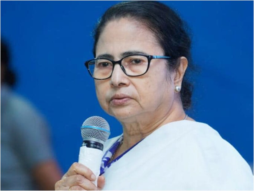 সম্প্রতি, বিধানসভার বক্তৃতায় বিরোধী বিশেষত বিজেপির বিরুদ্ধে সুর চড়িয়েছিলেন মুখ্যমন্ত্রী মমতা বন্দ্যোপাধ্যায়। তিনি সরকারী কর্মচারীদের ছুটির কথায় বলেন, ‘মনে রাখুন কেন্দ্রীয় সরকার ৩-৪ দিন ছুটি দেয়। আর আমরা ৪০-৪৫ দিন ছুটি দিই। এই গুলো মাথায় রাখবেন। আমরা ১০ বছরে একবার বিদেশে যাওয়ার ব্যবস্থা করে দিয়েছি। আর ৫ বছরে দেশের বিভিন্ন প্রান্তে।’