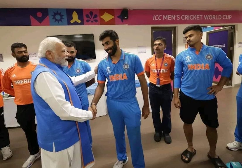 রবিবার অজি ইনিংস চলাকালীন খেলা দেখতে যান প্রধানমন্ত্রী। কিন্তু তাঁর সামনে বিশ্বচ্যাম্পিয়ন হতে পারলেন না রোহিতরা। ম্যাচের পর টিম ইন্ডিয়ার ড্রেসিংরুমে গিয়ে ক্রিকেটারদের সঙ্গে দেখাও করে আসেন তিনি ৷