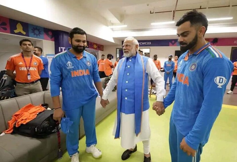 রবিবার ম্যাচ শেষে টিম ইন্ডিয়ার ড্রেসিংরুমে পৌঁছে গিয়েছিলেন মোদি ৷