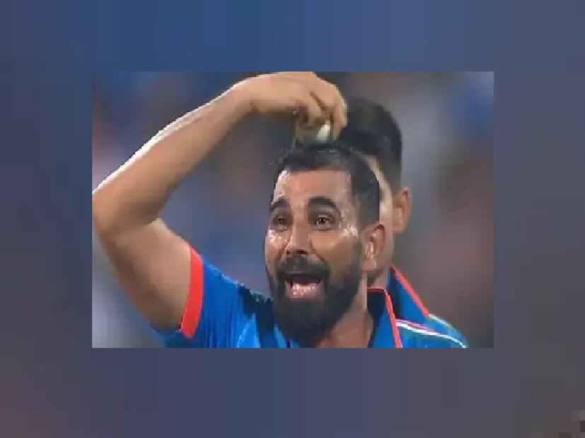 শুধুমাত্র ফাইনাল ম্যাচের কথা বাদ দিলে এবার বিশ্বকাপে ধারাবাহিক ভাল পারফর্ম করেছেন ভারতীয় পেসাররা। আর ভারতীয় পেসারদের এই সাফল্য দেখে পাকিস্তানের প্রাক্তন তারকা হাসান রাজা বলেছিলেন, ভারতের পেসারদের আলাদা বল দেওয়া হচ্ছে।