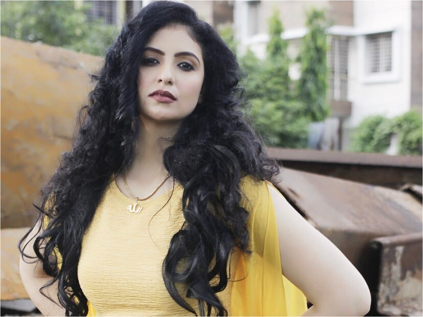 তিনি কপিল দেবের উদ্দেশ্যে বলেন, 'প্রিয় স্যার, আপনি আমাদের গর্ব। 
কেউ আপনাকে না ডাকলে আপনার গর্ব কখনই কমবে না। ক্রিকেট ইতিহাসে আপনার নাম সোনালি শব্দে লেখা আছে এবং থাকবে। আপনি সেই মহান ক্রিকেটার যিনি ভারতকে প্রথম বিশ্বকাপ উপহার দিয়েছেন।' (ছবি সৌজন্যে- মহম্মদ শামি এবং হাসিন জাহানের ফেসবুক প্রোফাইল)
